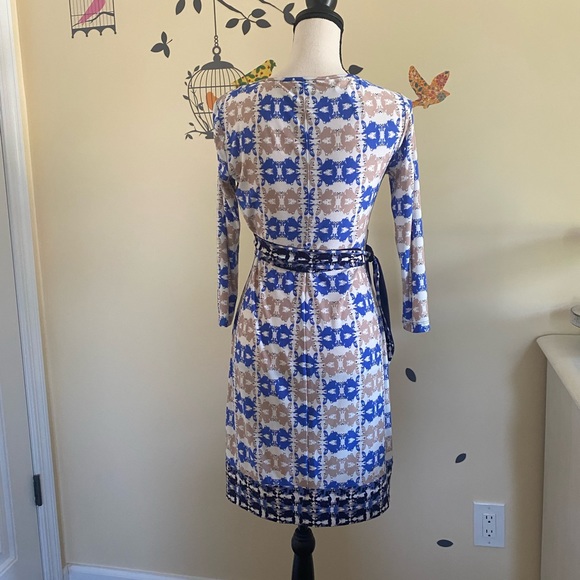 Flattering dress.size 2 - Picture 3 of 7